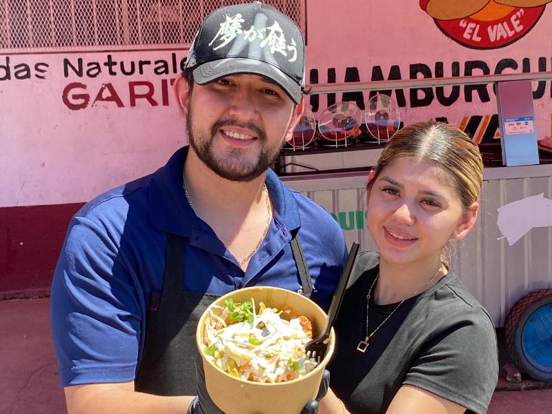 Inician negocio de chilaquiles para pagar su boda