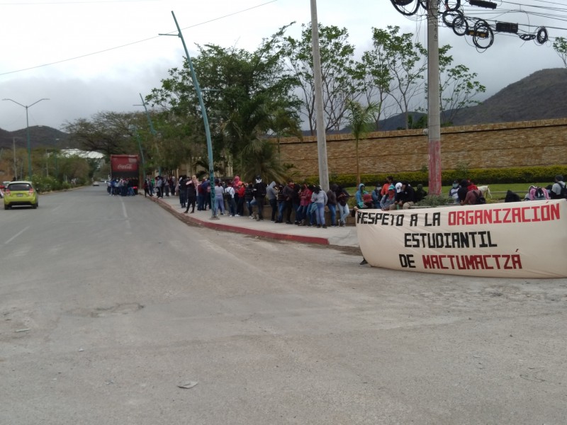 Normalistas paralizan obra de paso a desnivel en Tuxtla Gutiérrez