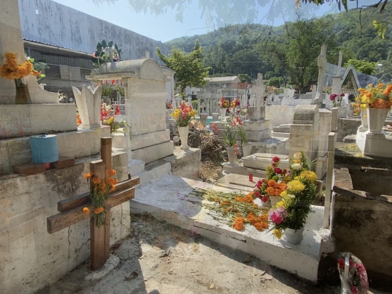 Inician preparativos en panteones para el Día de muertos