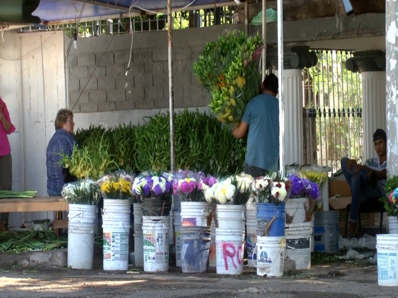 Inician preparativos para celebrar a fieles difuntos