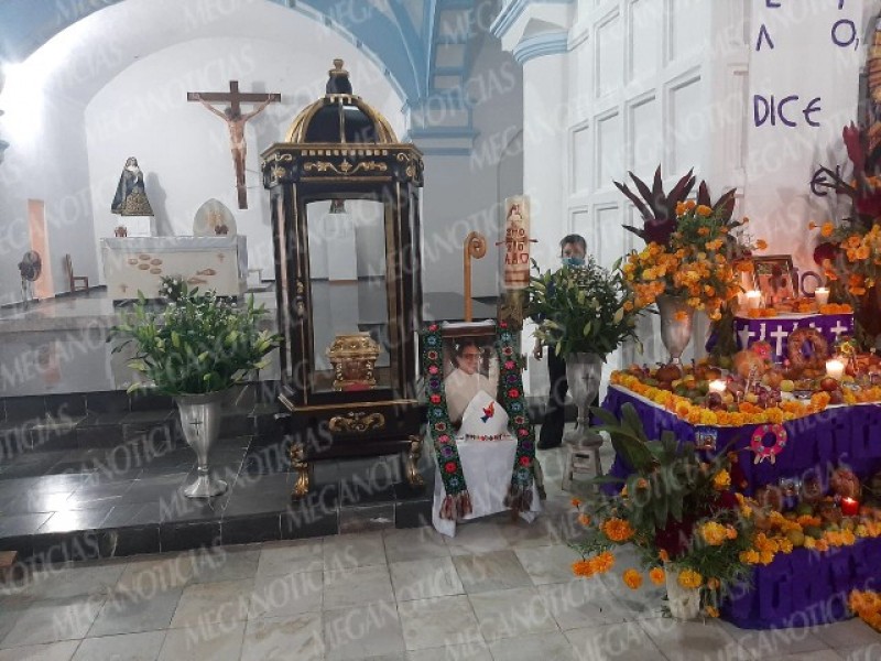 Inician preparativos para recibir las cenizas del obispo Arturo LonaReyes