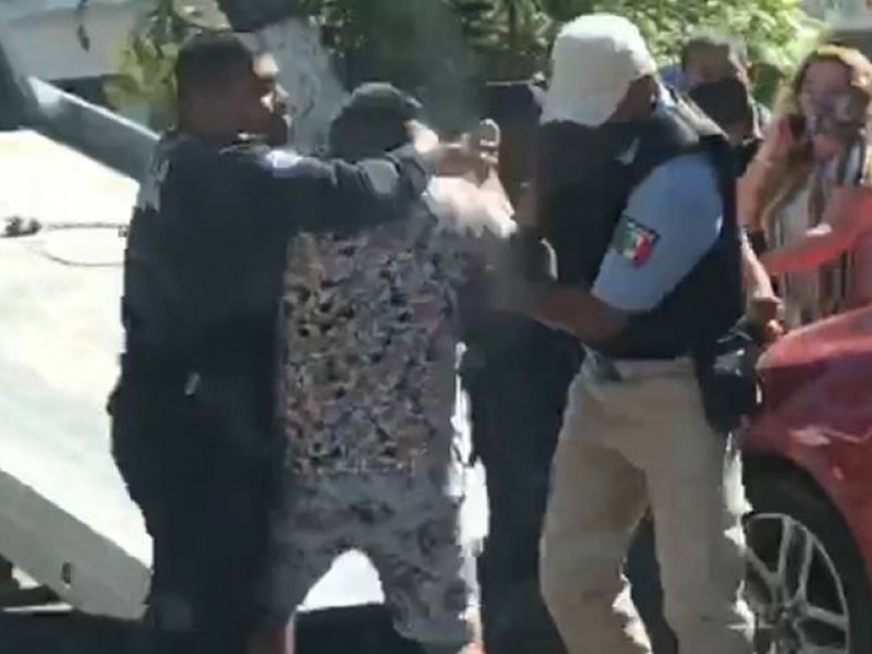 Inician procedimiento administrativo contra policía que golpeó a turistas