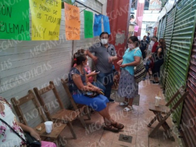 Inician protesta tablajeros de Tehuantepec al interior del marcado municipal