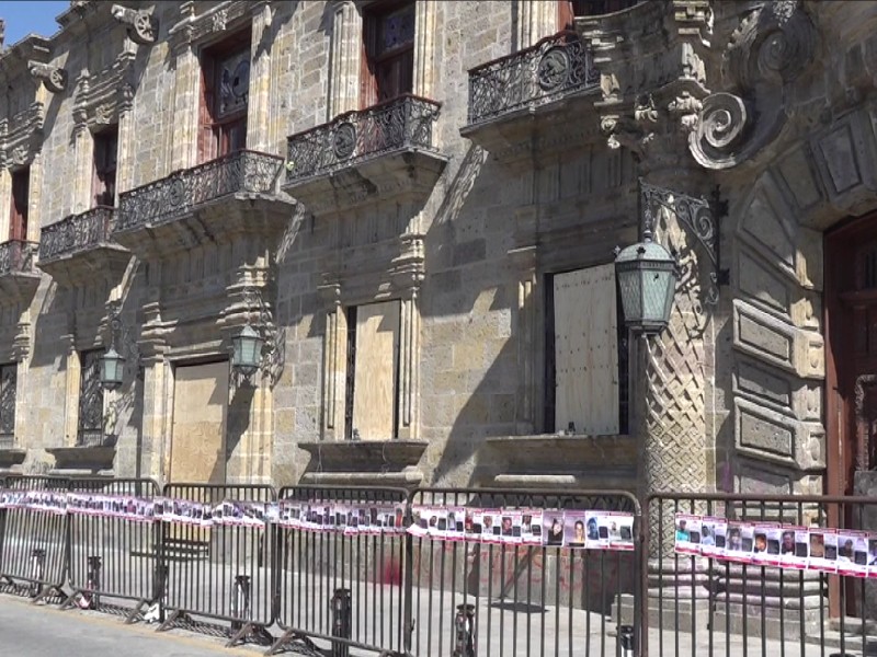 Inician reparación de daños tras batalla en el Centro tapatío