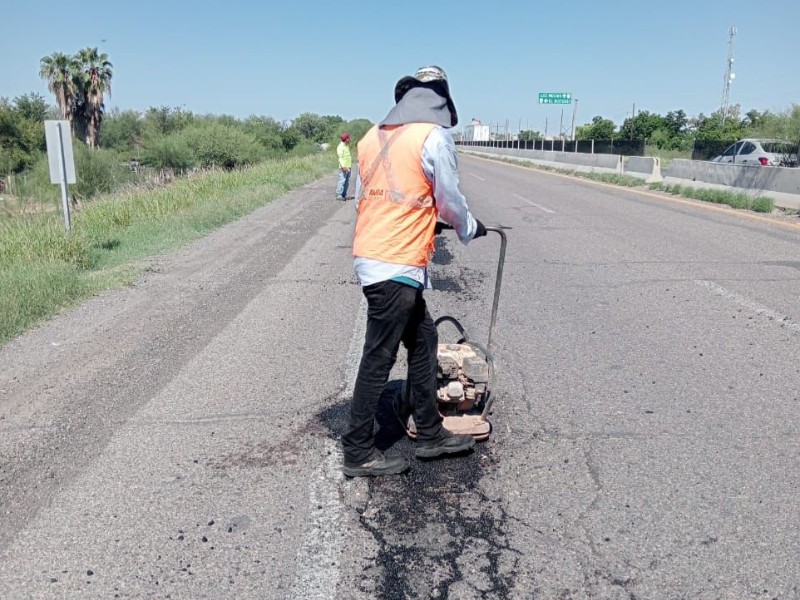Inician trabajos de bacheo sobre la México 15 en Guasave