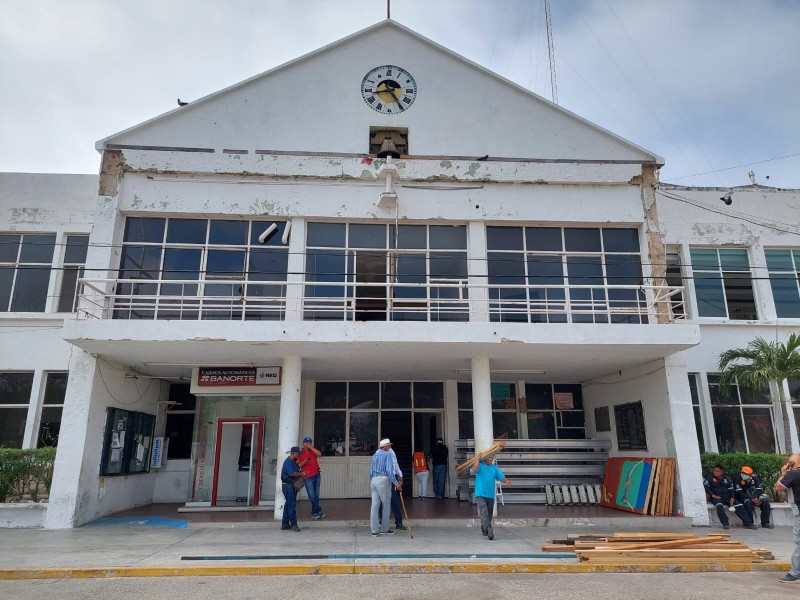 Inician trabajos de demolición del Palacio Municipal de Salina Cruz