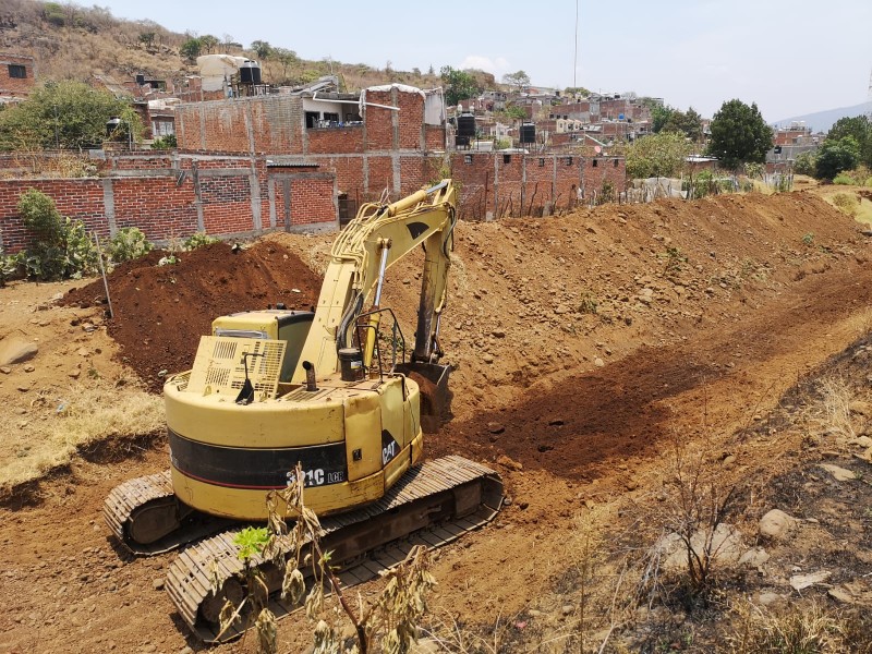 Inician trabajos de desazolve para prevenir inundaciones en Tangancícuaro