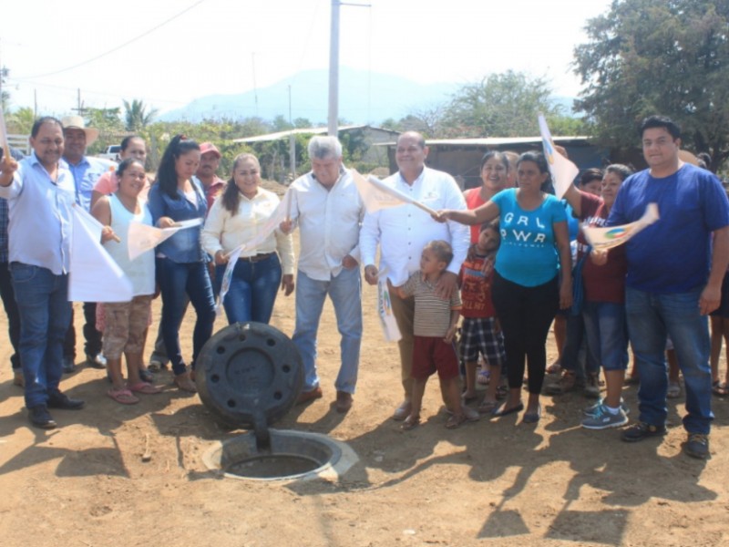 Inician trabajos de drenaje en colonia de Petatlán