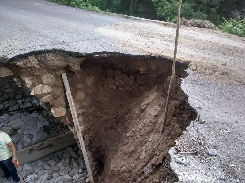 Inician trabajos de reparación en carretera La Unión-Coahuayutla