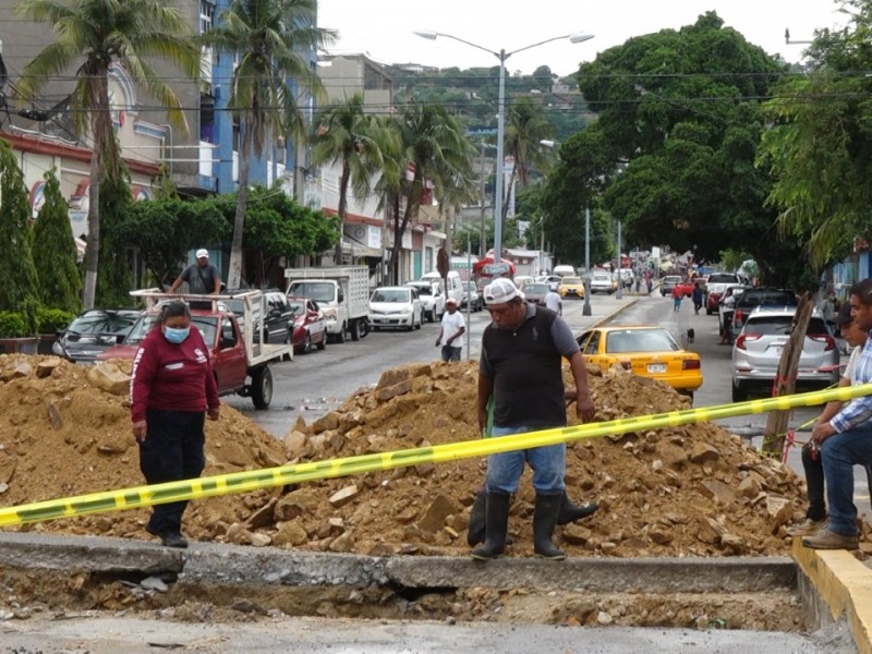 Inician trabajos de reparación tras socavón en Salina Cruz