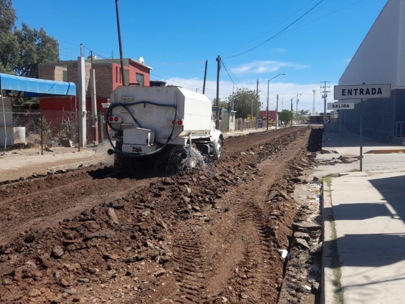 Inician trabajos para pavimentar calle Francisco I. Madero