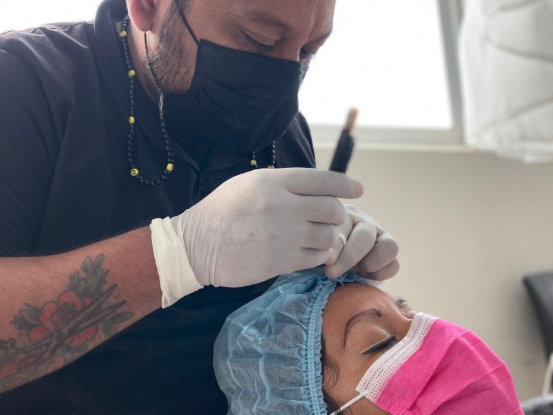 Iniciativa solidaria ofrece micropigmentación a pacientes con Cáncer