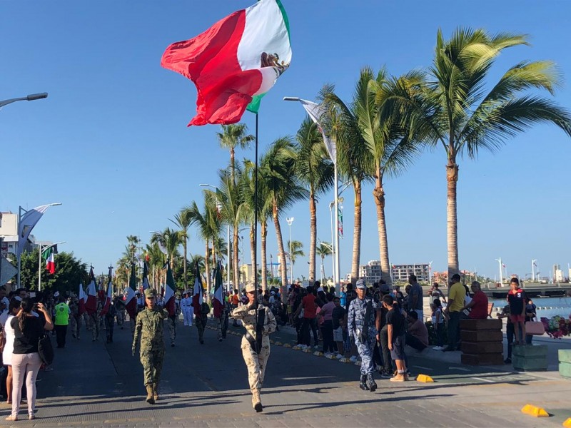 Inició el tradicional desfile Cívico Militar