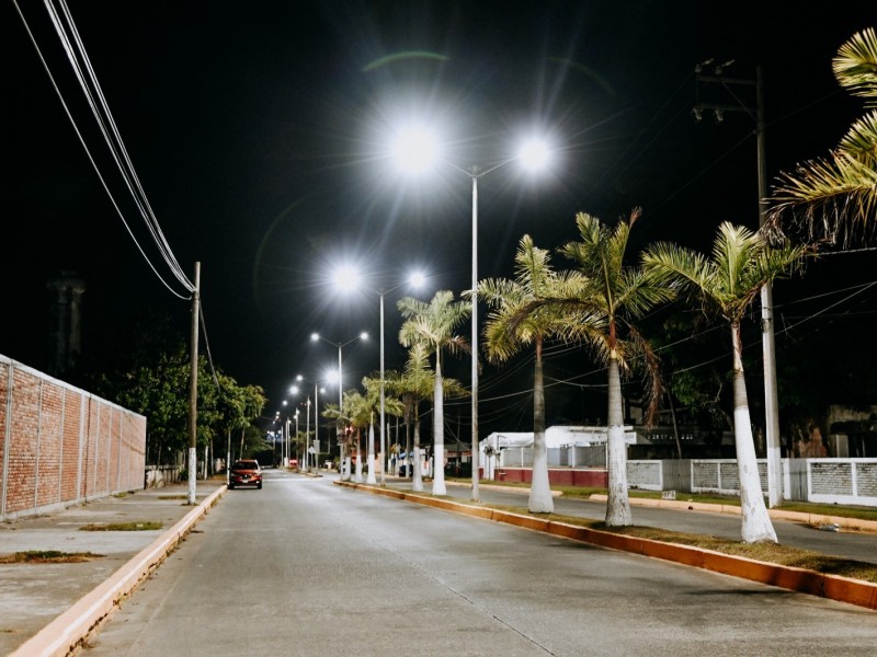 Inició la colocación de luminarias en Tuxpan