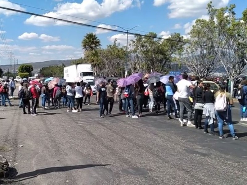 Injustificadas manifestaciones de normalistas y maestros, asegura gobernador