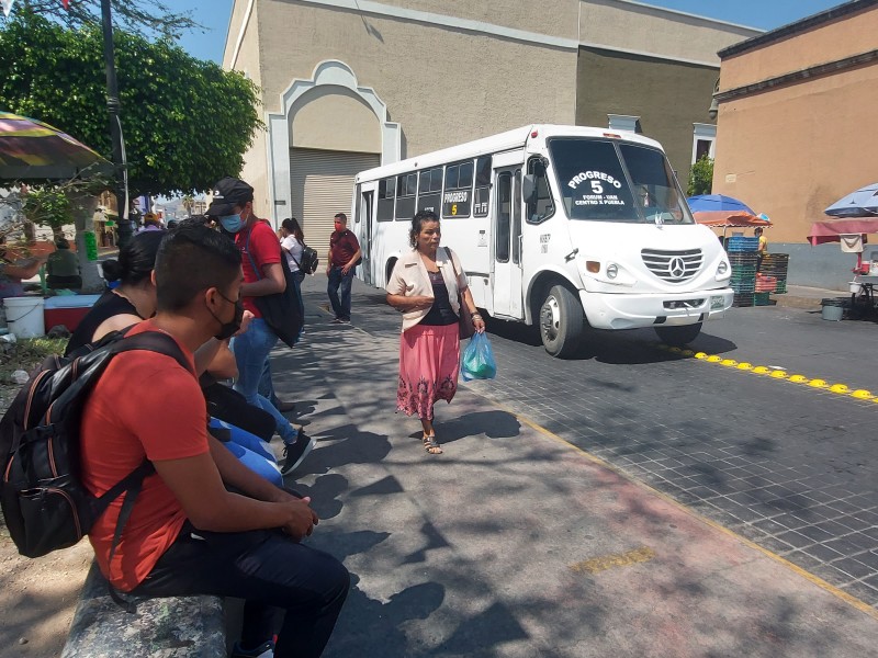 Injusto aumentar tarifa transporte público durante semáforo rojo opinan ciudadanos