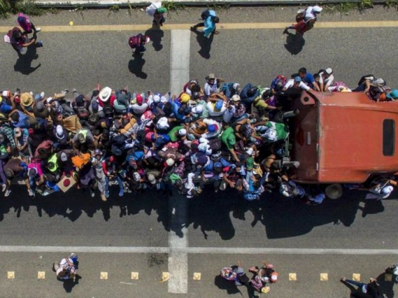 Inmigrantes improvisan refugios en cajas de tráiler