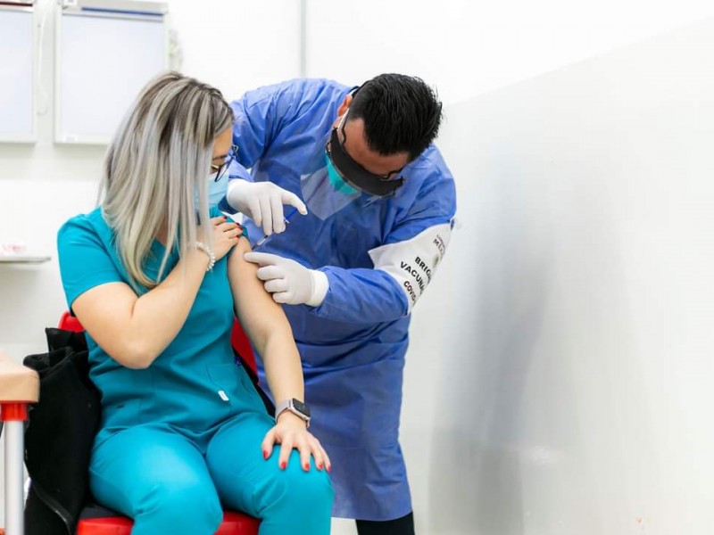 Inmunización Covid a personal de salud podría extenderse