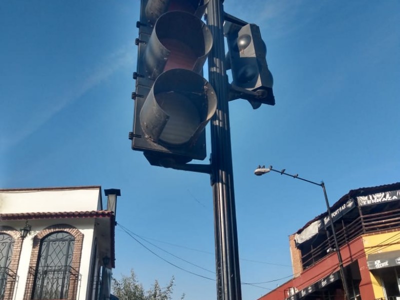 Inservibles semáforos para discapacitados en Metepec