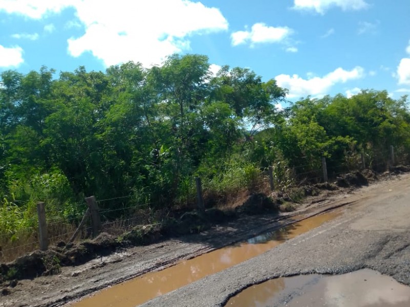 Insisten en llamado a la SCT, por carretera con baches