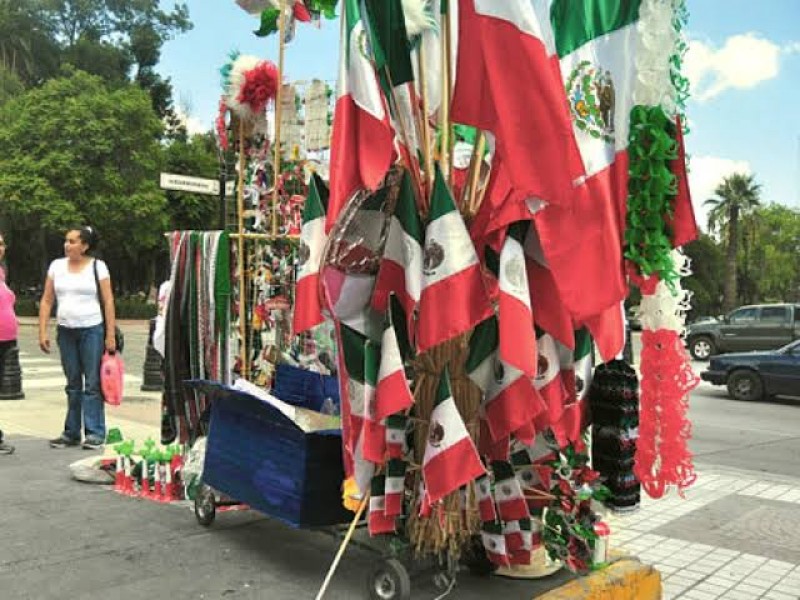 Inspectores municipales supervisan negocios ante fiestas patrias