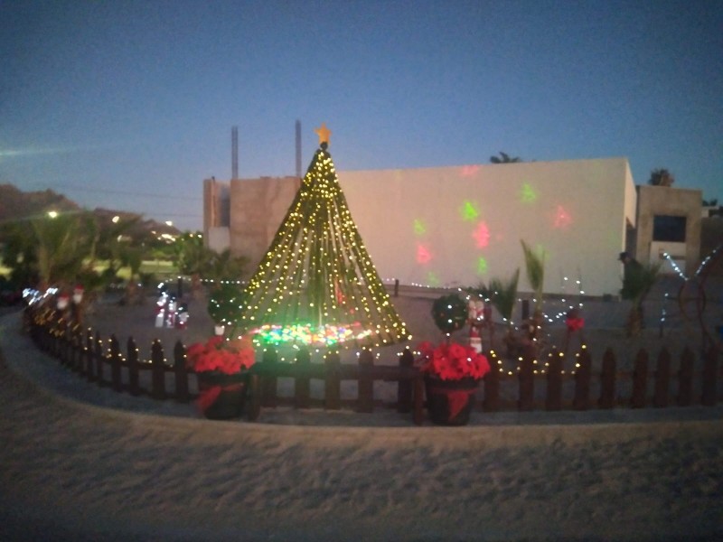 Instala Patronato de Bomberos árbol navideño en Miramar