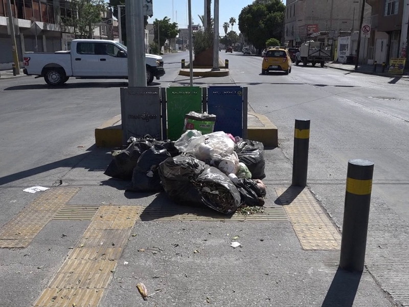 Instalaciones de Metrobús se convierten en basurero