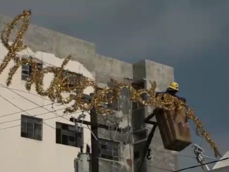Instalan adornos patrios en el Ayuntamiento de Mazatlán