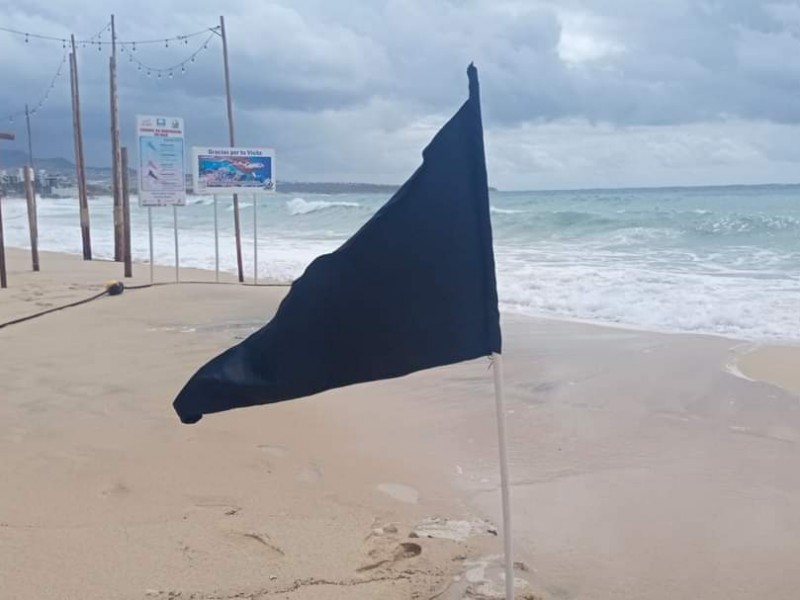 Instalan banderas negras en 3 playas por oleaje elevado