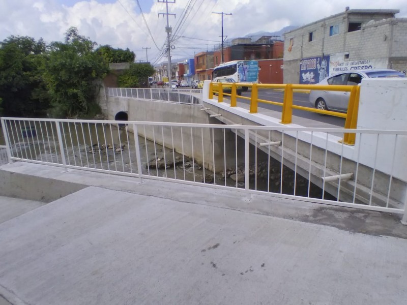 Instalan barandales en puente de la calle Querétaro