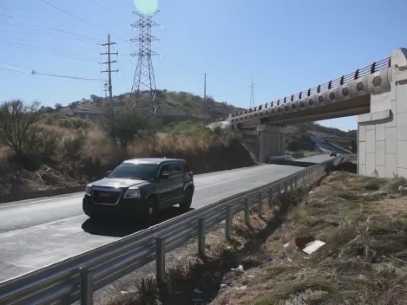 Instalan barras de contención en tramo carretero peligroso