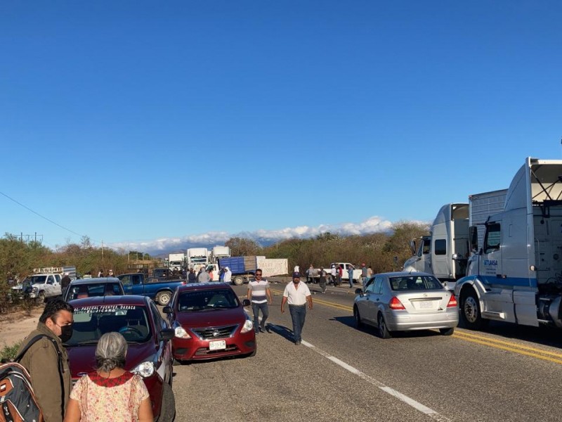 Instalan bloqueo carretero en la zona oriente del istmo