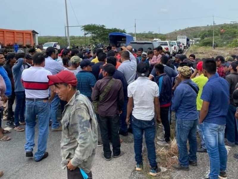 Instalan bloqueo carretero en Matías Romero