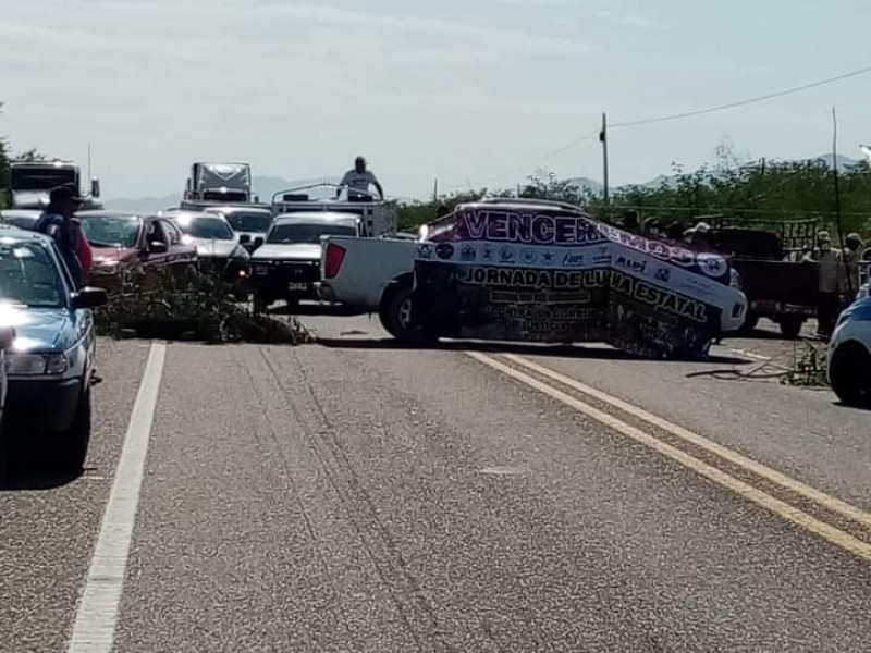 Instalan bloqueo carretero en Niltepec, sin paso vehicular a Chiapas