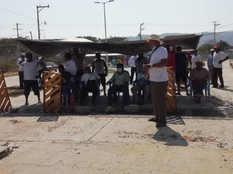 Instalan bloqueo carretero en San Dionisio del Mar