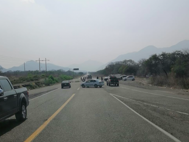 Instalan bloqueo carretero en Tehuantepec, exigen liberación de docentes retenidos