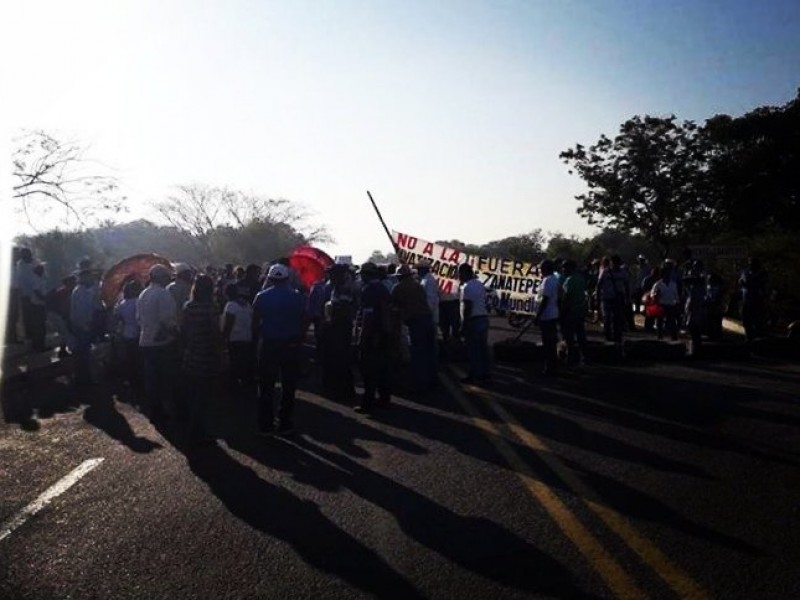 Instalan bloqueo carretero en Zanatepec, no hay paso a Chiapas