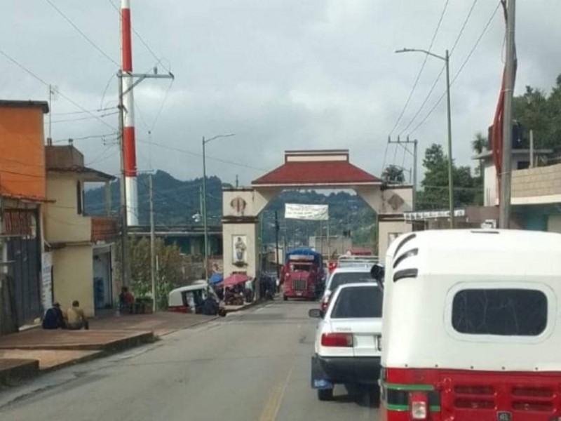 Instalan bloqueo en carretera SCLC-Oxchuc