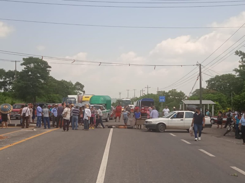 Instalan bloqueo en carretera transístmica en contra de CFE