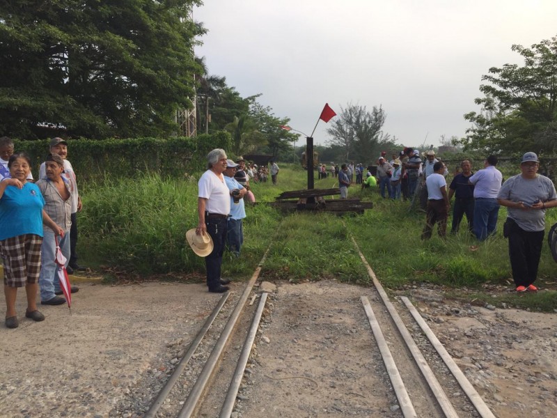Instalan bloqueo ferroviario en Matías Romero