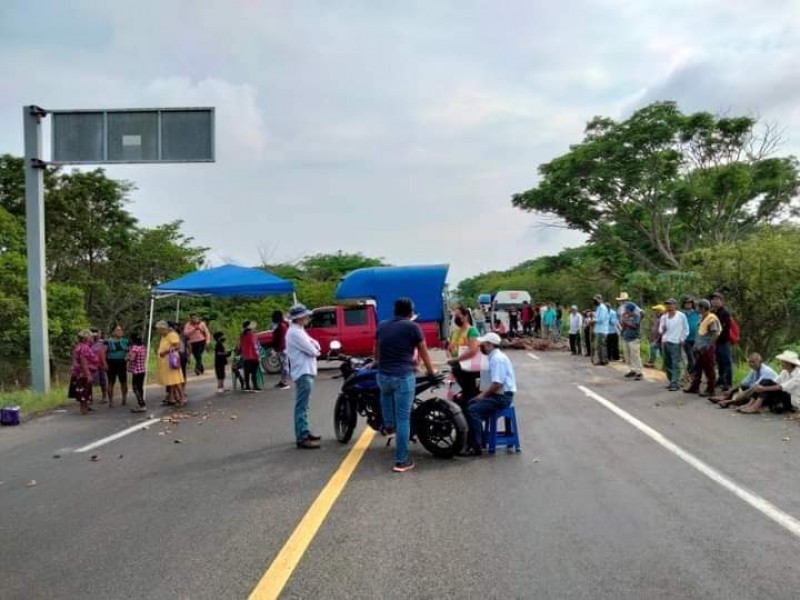 Instalan bloqueos carreteros en el Istmo; sin paso a Veracruz