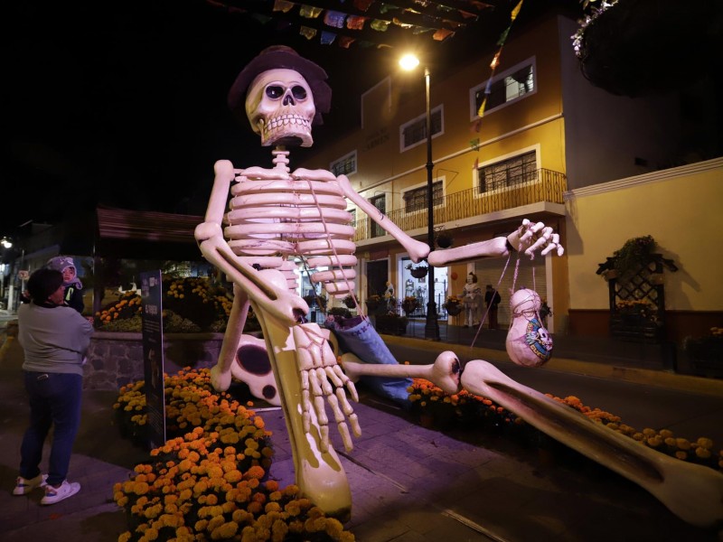 Instalan calaveras gigantes previo al día de muertos