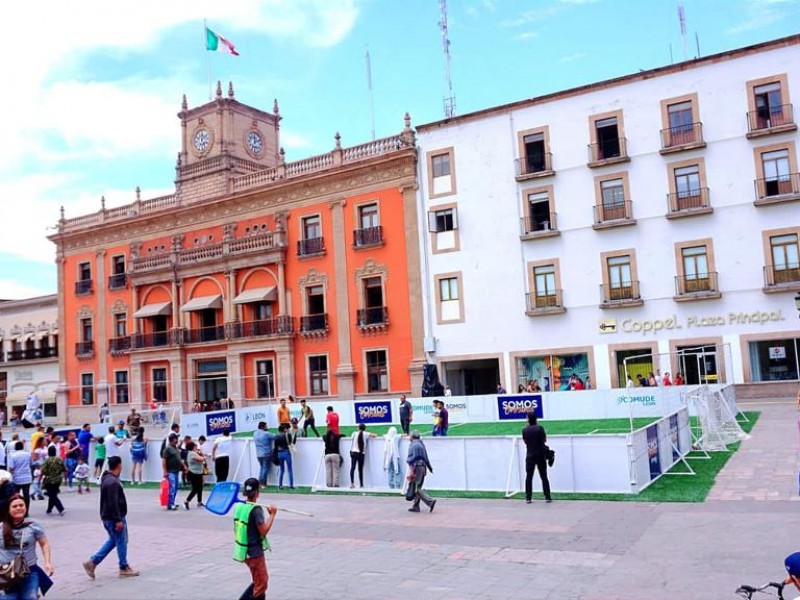 Instalan cancha de fútbol rápido en Plaza Principal