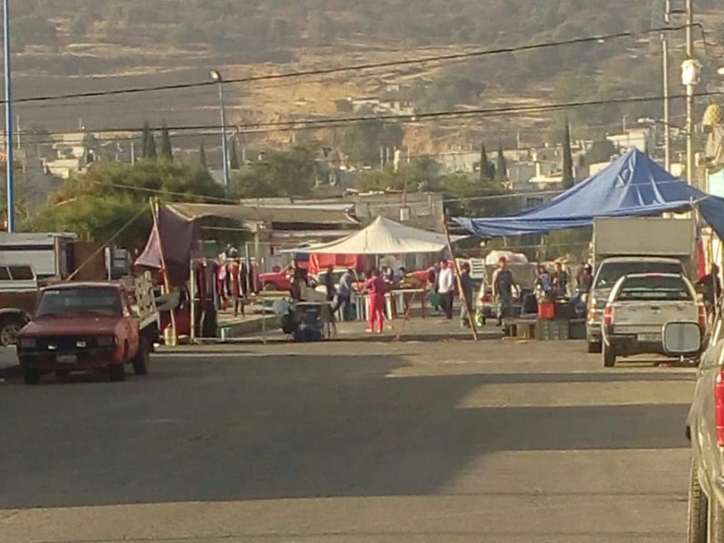 Instalan comerciantes tianguis en San Mateo Mendizábal en Amozoc