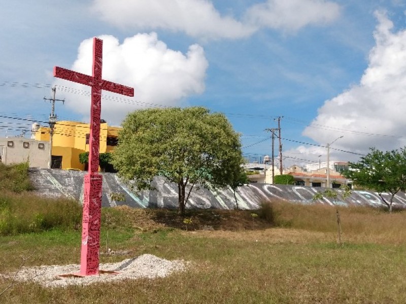 Instalan cruz gigante para recordar feminicidios