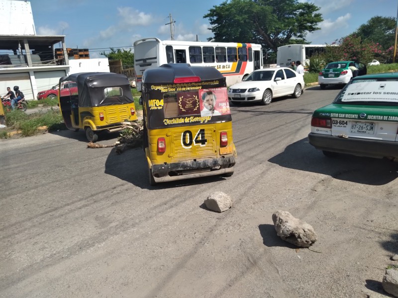 Instalan dos bloqueos carreteros en Juchitán