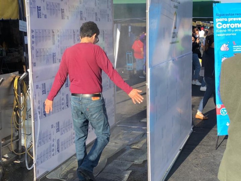 Instalan en el mercado de abastos tunel sanitizador