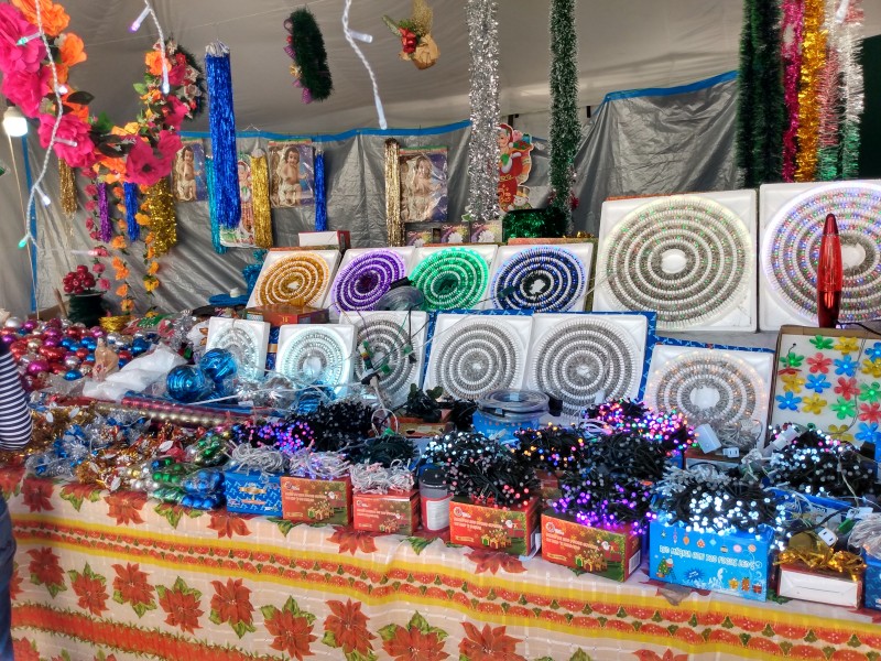 Instalan en Jiquilpan tianguis navideño