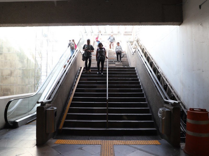Instalan escaleras eléctricas en estación de Tren Ligero