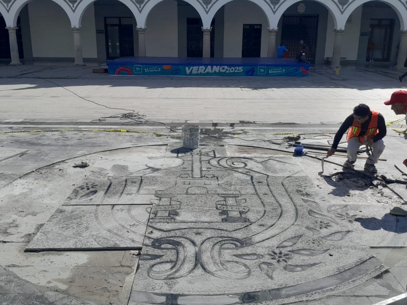 Instalan escudo de la ciudad de Veracruz en el zócalo